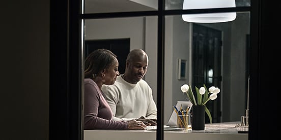 Pareja tranquila con energía de respaldo Generac